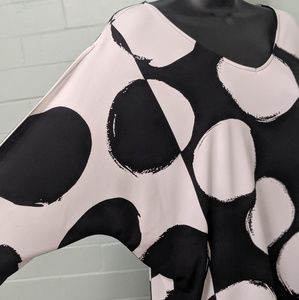 Chico's black and white abstract top size 2.